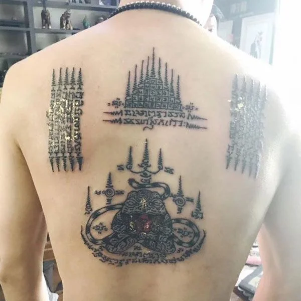 Hình xăm Khmer Sak Yant kín lưng