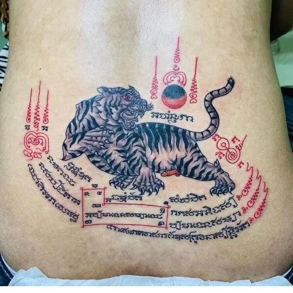 Hình xăm hổ Khmer với điểm nhấn màu đỏ