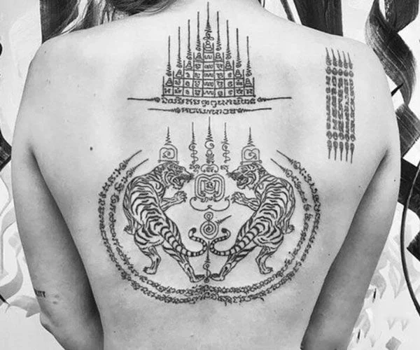 Hình xăm Khmer hai con hổ đối xứng trên lưng