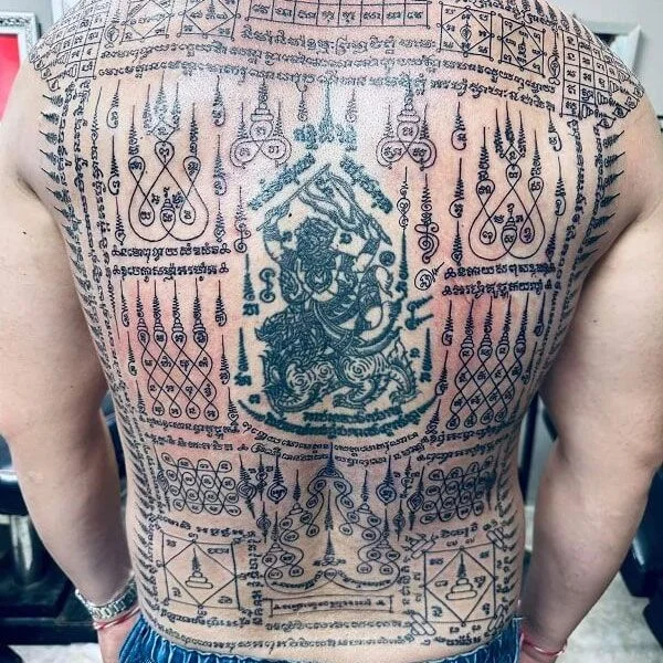 Hình xăm Khmer kín lưng với nhiều họa tiết