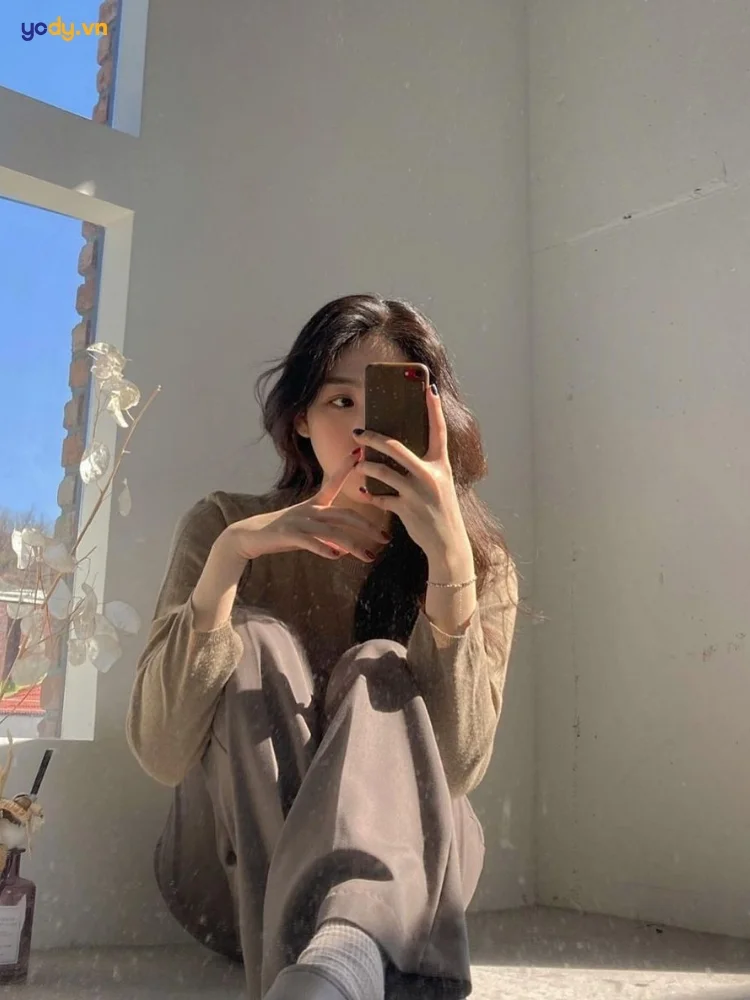 Gái che mặt chụp selfie trong phòng ngập nắng