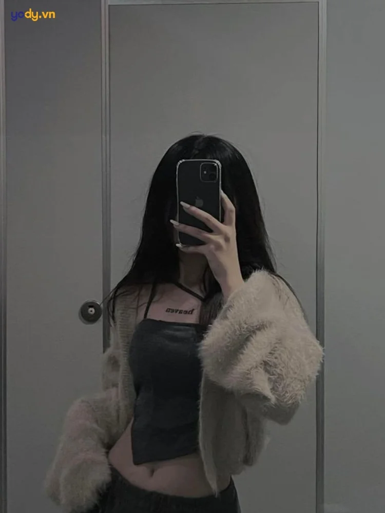 ảnh gái che mặt chụp selfie gương bằng điện thoại, phong cách thời trang hiện đại
