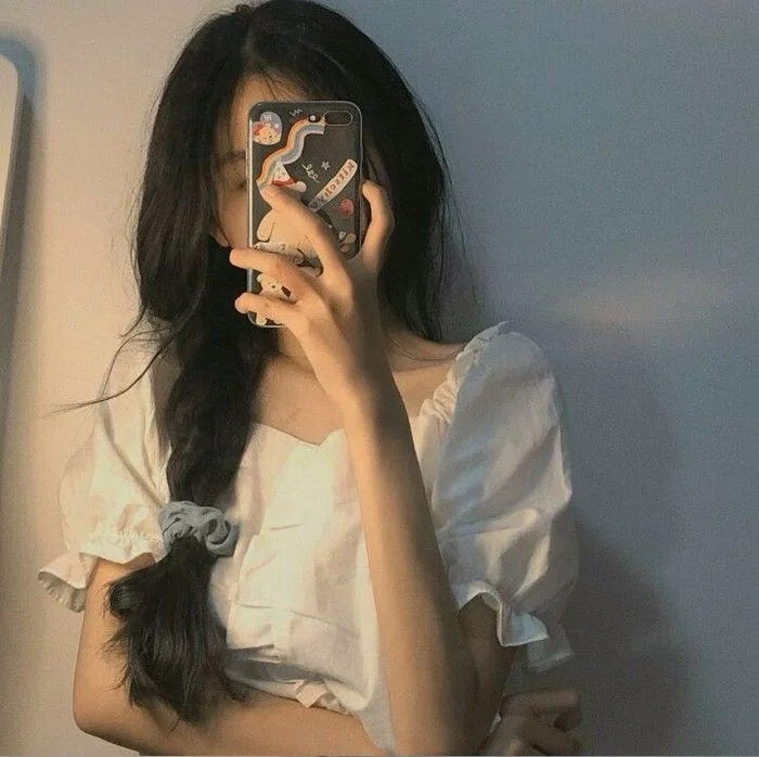 Gái che mặt chụp selfie trước gương