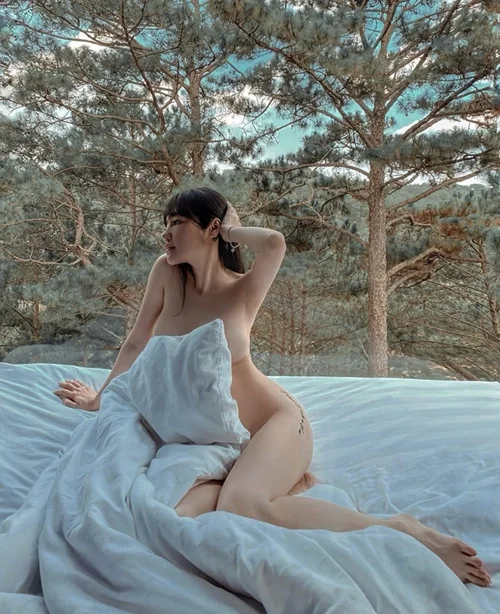 Elly Trần nude trên đồi thông - Ngôi sao