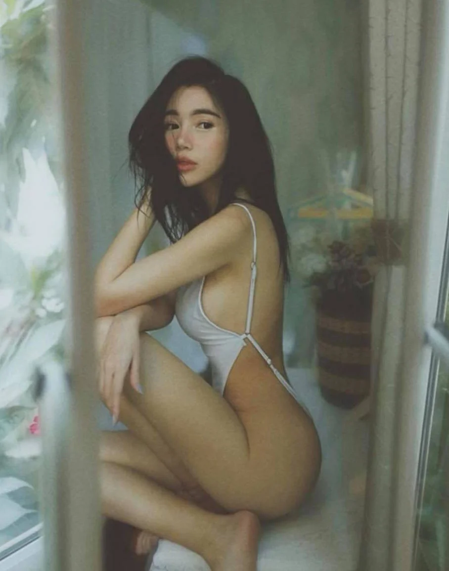 Elly Trần đăng ảnh bán nude táo bạo, ẩn ý về chuyện ly hôn