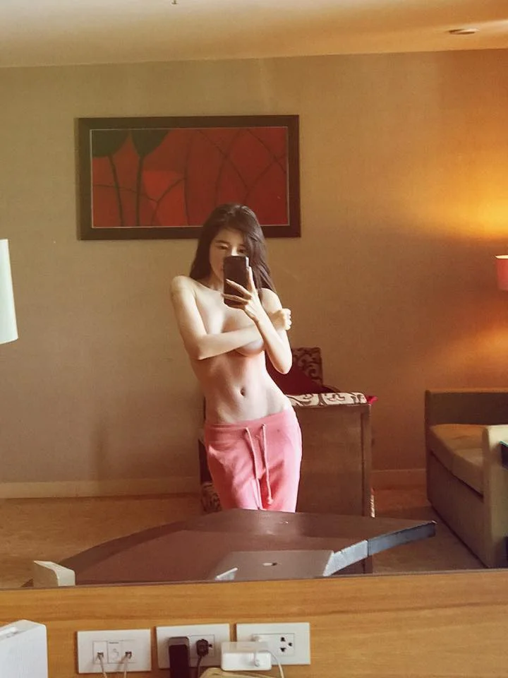 Elly Trần đăng ảnh bán nude táo bạo, khoe hình thể cực săn chắc