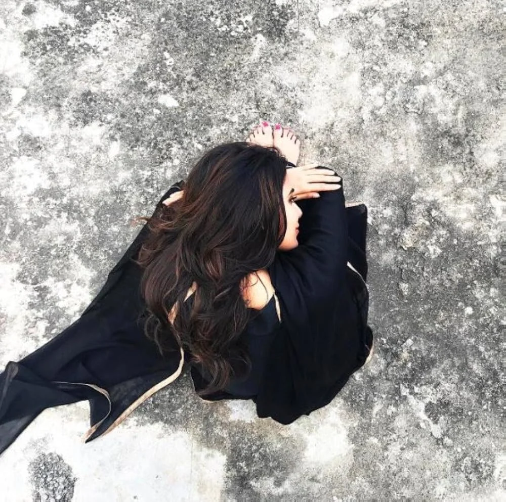 Hình nền máy tính chill cô gái tóc dài ngồi giữa khung cảnh trắng xóa