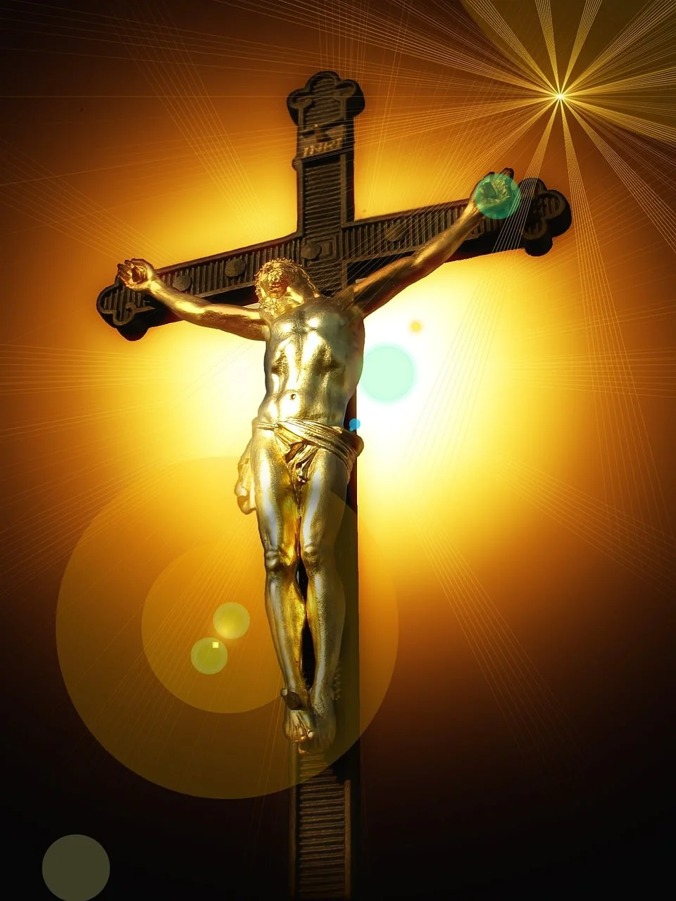 Tượng Chúa Jesus chịu đóng đinh trên thánh giá với nền ánh sáng vàng