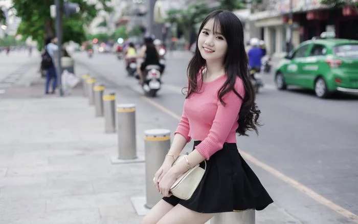 Cô gái xinh xắn dạo phố làm hình nền đẹp