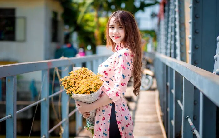 Cô gái xinh xắn cầm bó hoa làm hình nền