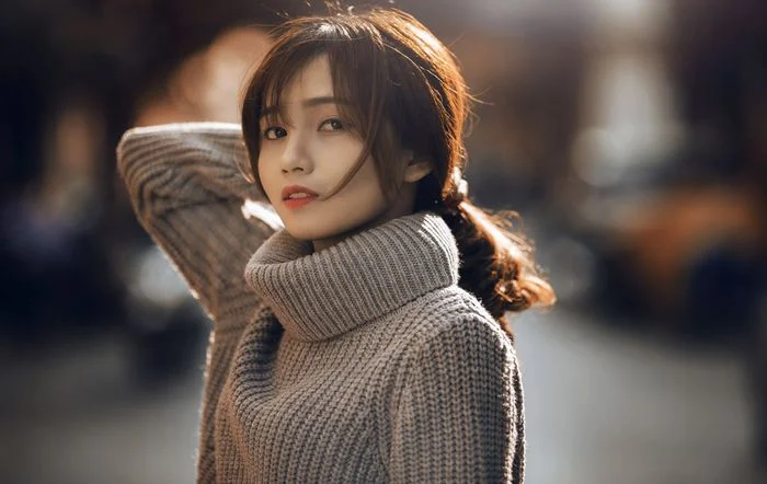 Cô gái mặc áo len ấm áp làm hình nền xinh đẹp