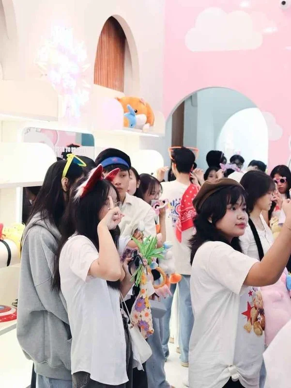 Với khả năng chụp nhanh và in ảnh ngay lập tức, photobooth là một trải nghiệm thú vị trong các buổi tụ tập bạn bè hoặc sự kiện đông người. Không chỉ đem lại