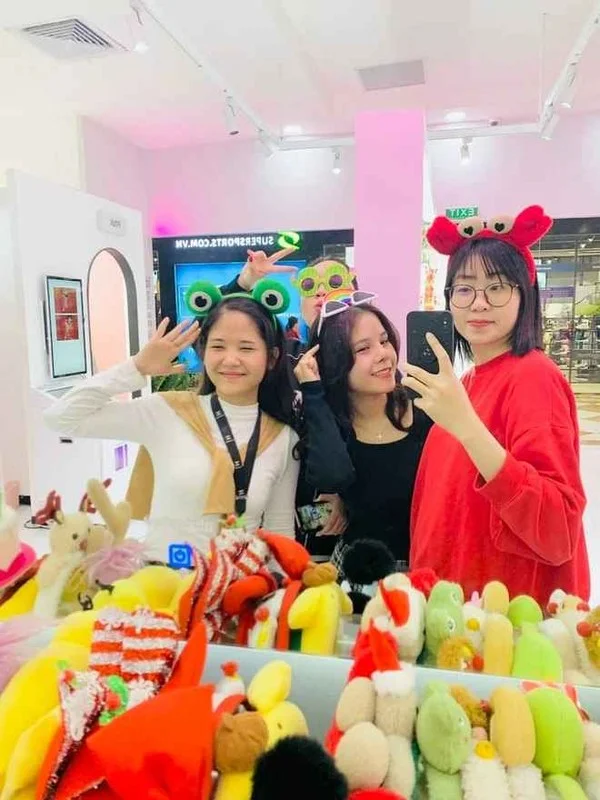 Nhóm bạn trẻ đang trải nghiệm dịch vụ chụp ảnh hàn quốc lấy ngay với phụ kiện dễ thương