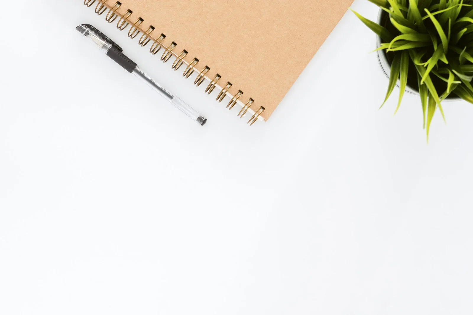 Nền PowerPoint trắng tối giản với sổ tay, bút và chậu cây