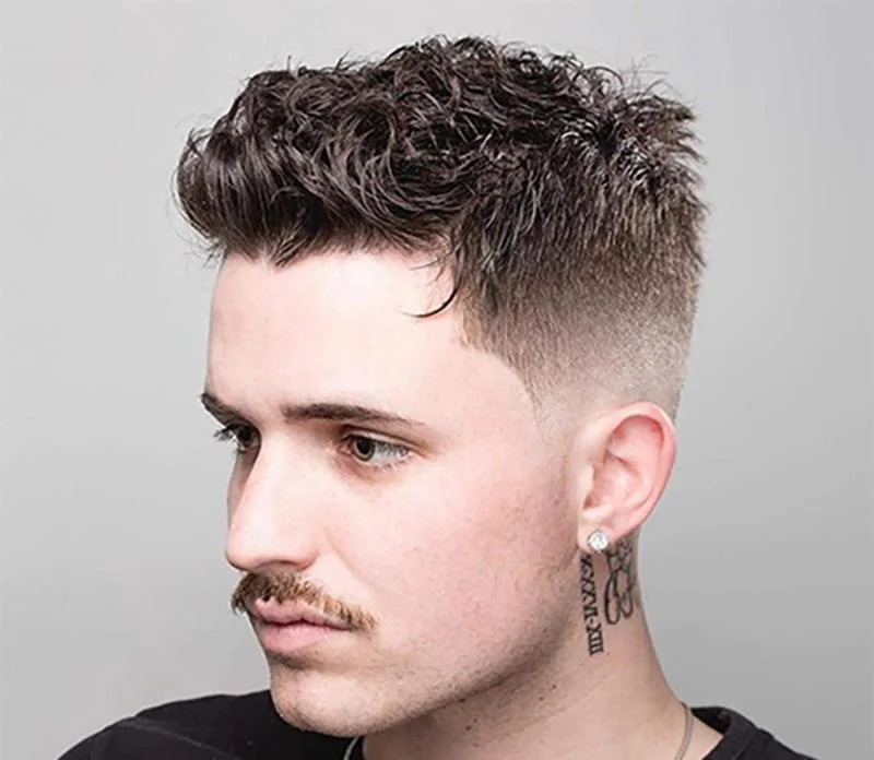 kiểu tóc nam đẹp uốn xoăn ngắn undercut hai bên cho nam giới