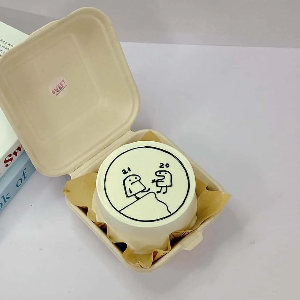 Bánh sinh nhật hài hước mini trong hộp bento vẽ hai nhân vật nhỏ trò chuyện