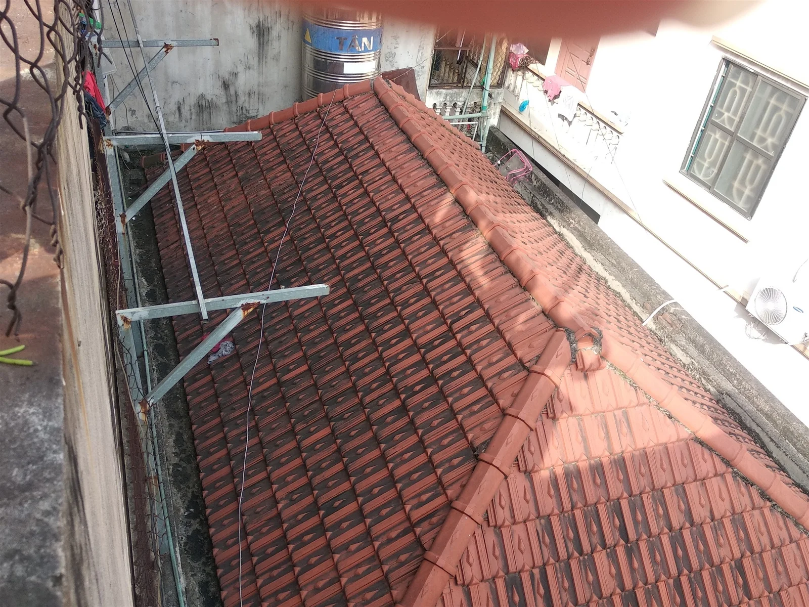 Góc nhìn cận cảnh mái ngói đỏ truyền thống