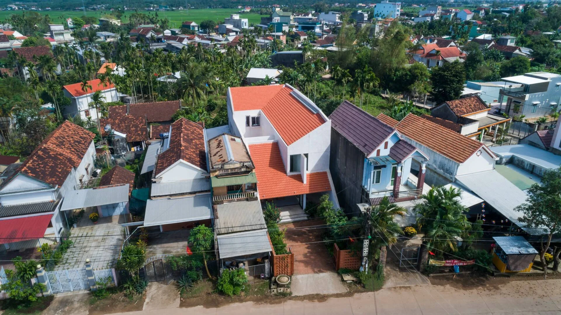 Toàn cảnh khu phố với nhiều ngôi nhà mái ngói từ trên cao