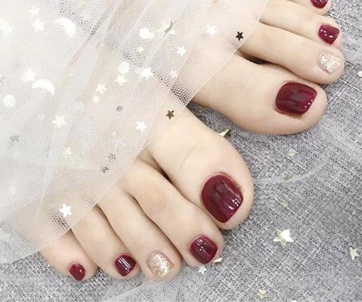 Mẫu nail chân màu đỏ rượu vang sang trọng