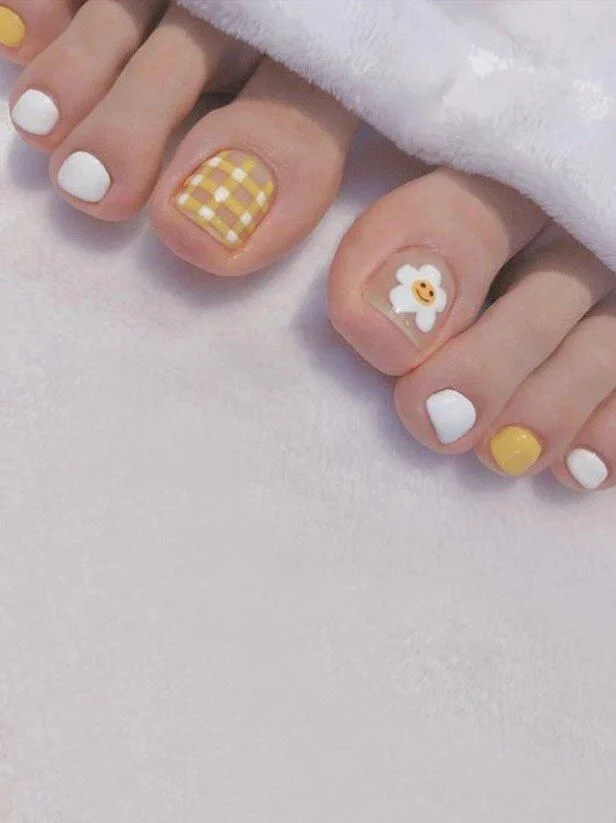 Mẫu nail chân họa tiết caro màu vàng