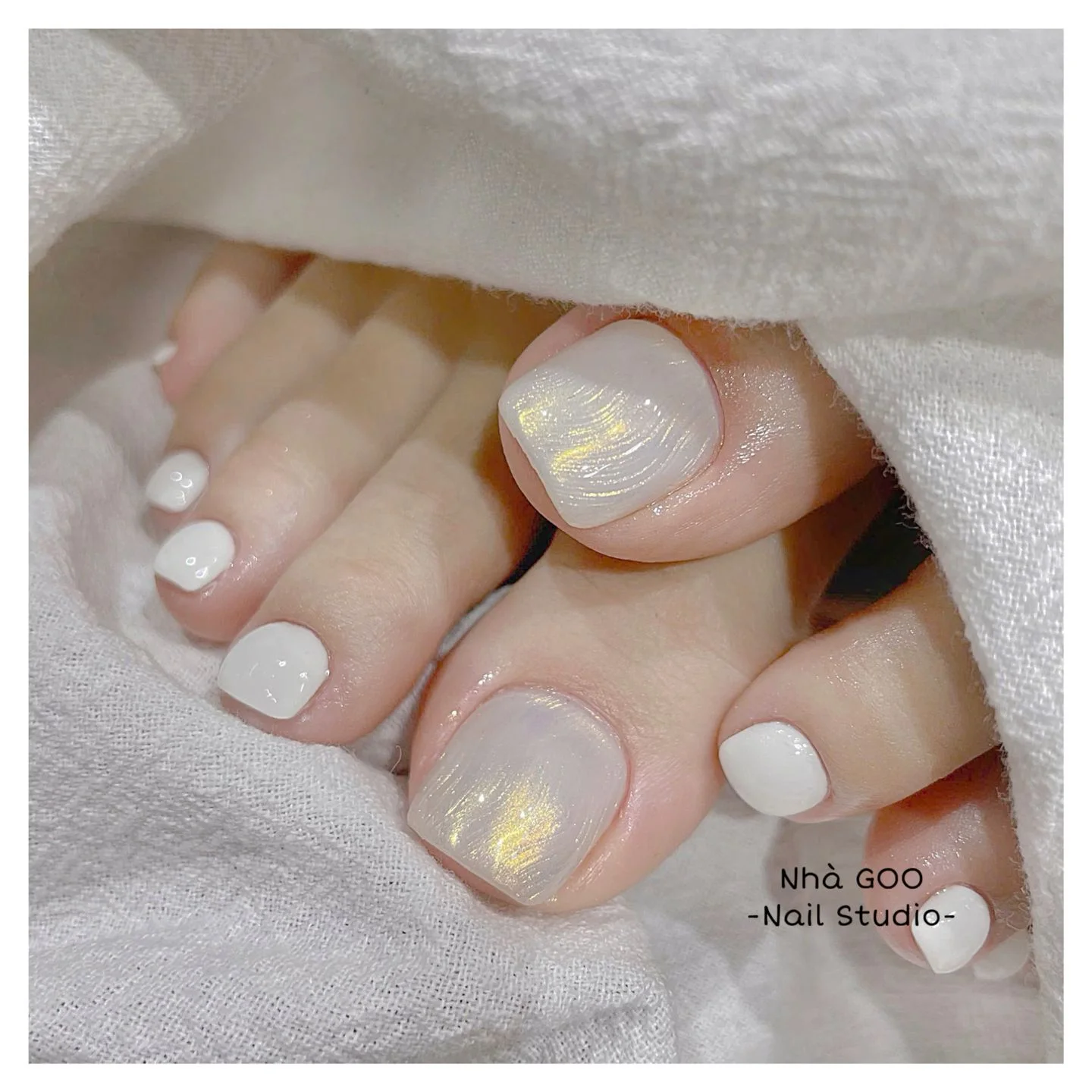 Mẫu nail chân đẹp tone màu trắng sữa nhẹ nhàng