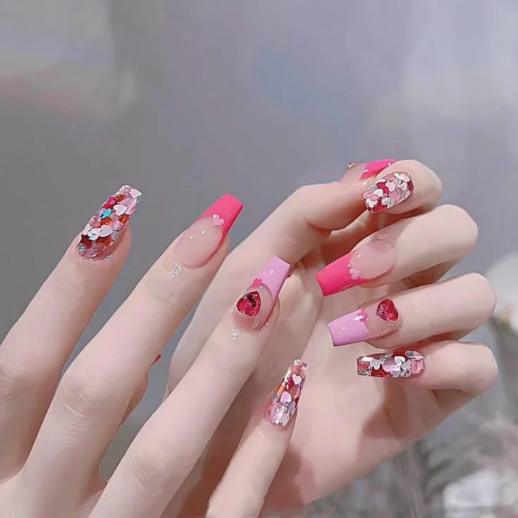 Mẫu nail đẹp tay hồng fuchsia với hoa nhí và lấp lánh