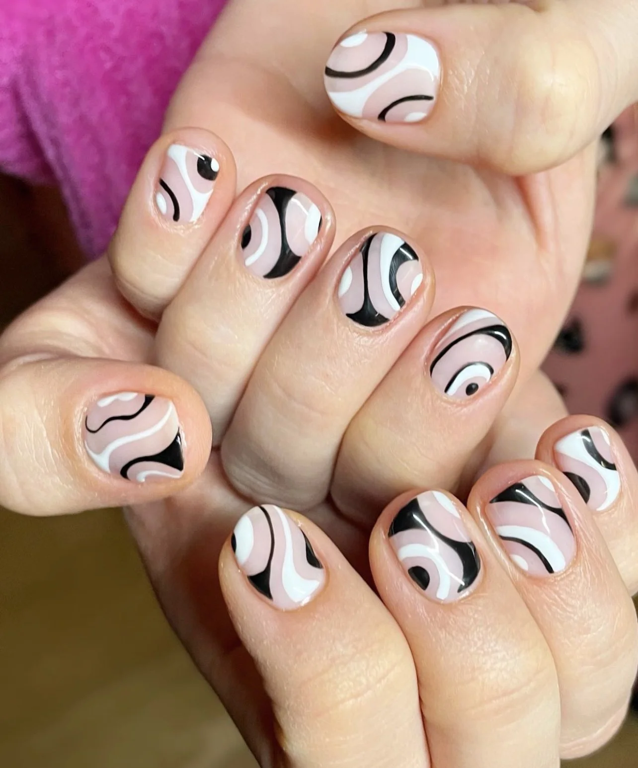 Nail tay trắng đen vẽ đường zic zac wave nghệ thuật