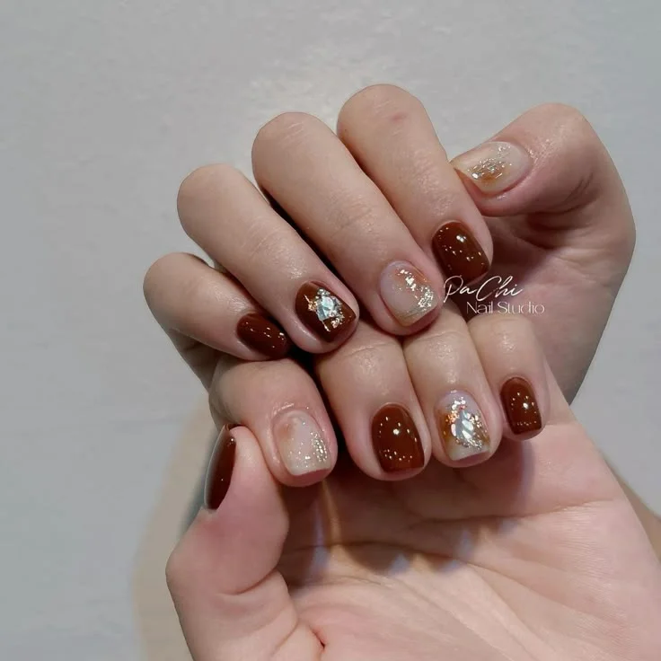 Nail tay nâu caramen kết hợp đá lấp lánh
